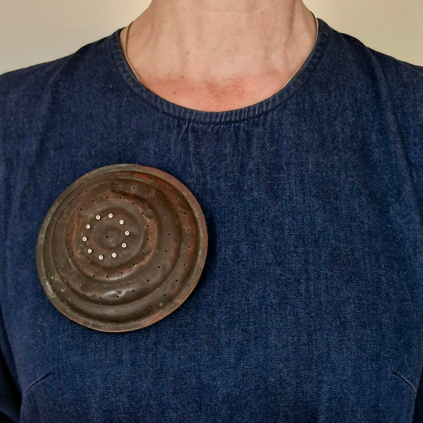 Nurture brooch, round