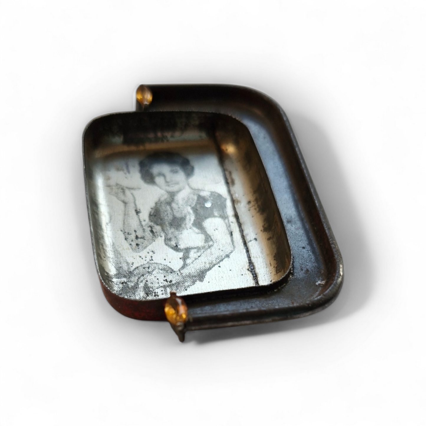 Oxo brooch