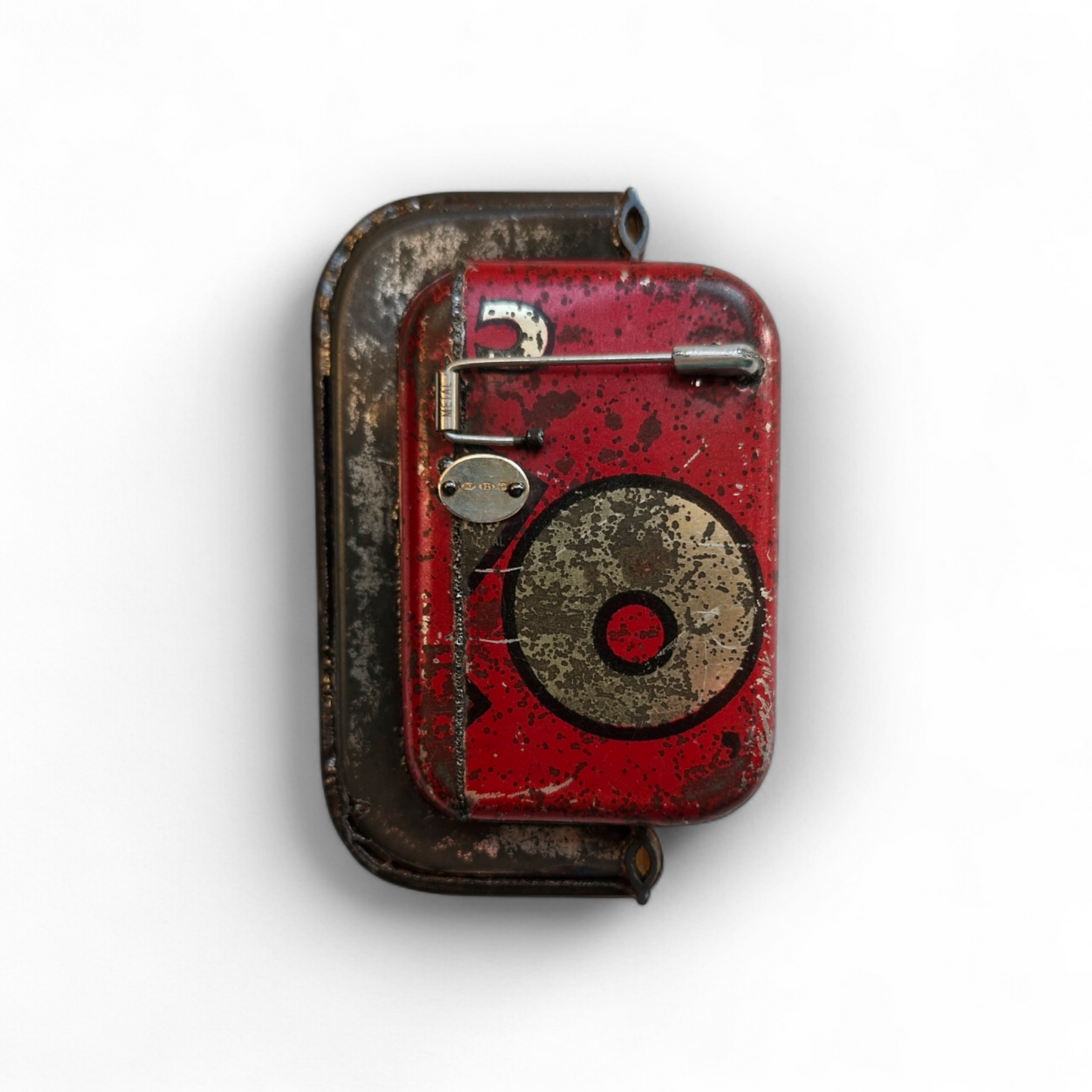 Oxo brooch