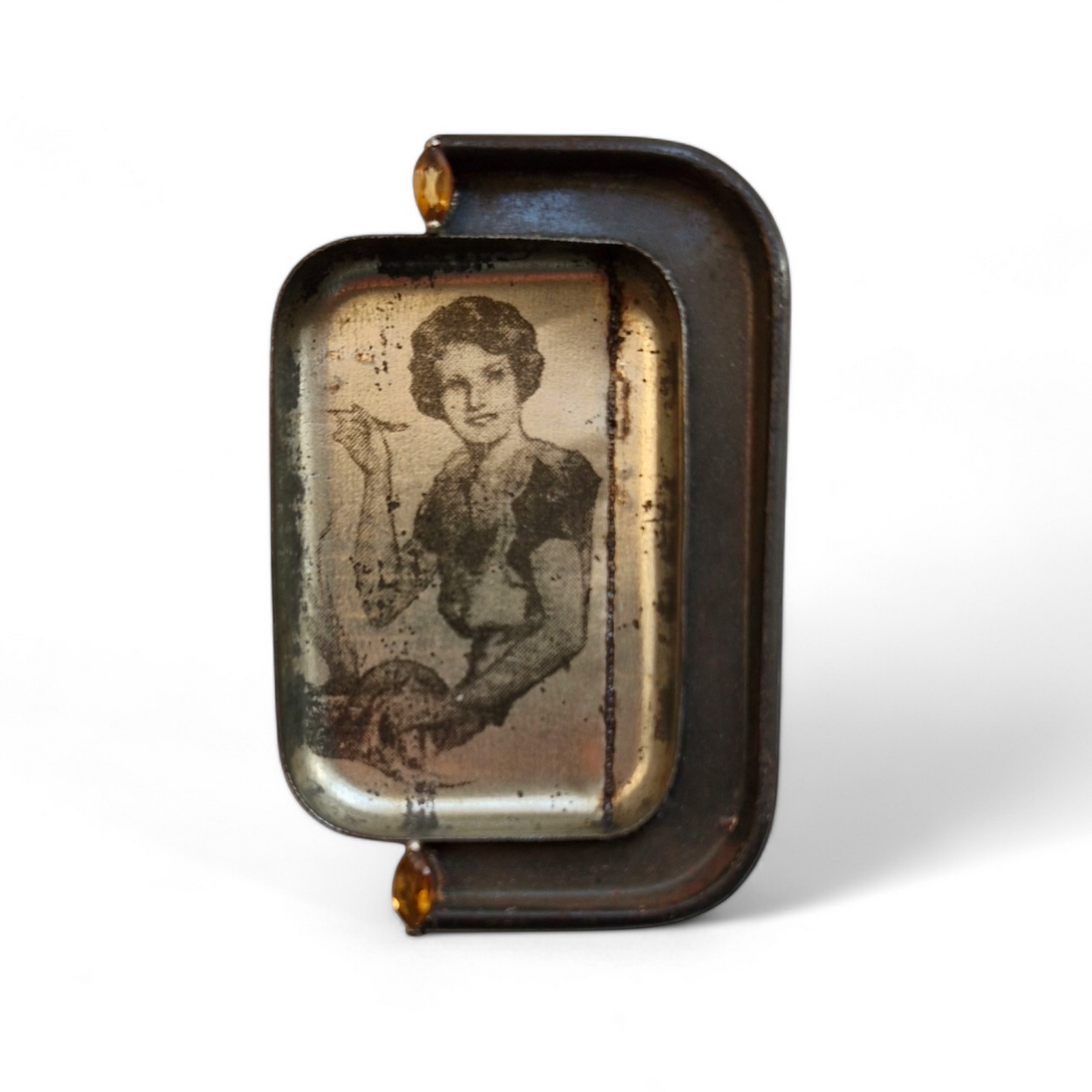 Oxo brooch