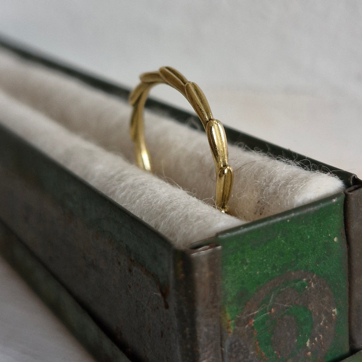 Cow parsley seed ring